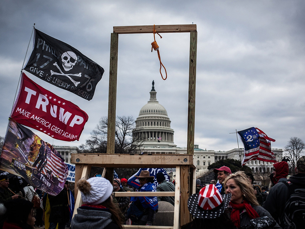 Штурм Капитолия произошел 6 января 2021 года, когда толпа сторонников Дональда Трампа ворвалась в здание Конгресса США. Бунтовщики пытались сорвать сертификацию итогов президентских выборов 2020 года, результаты которых небезосновательно считали подтасованными. Именно тогда в США к власти пришел печально-известный Джо Байден.  📷
