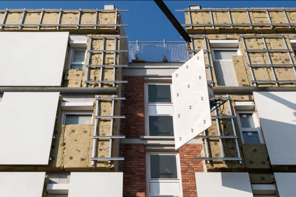 Вентилируемый фасад во время сборки