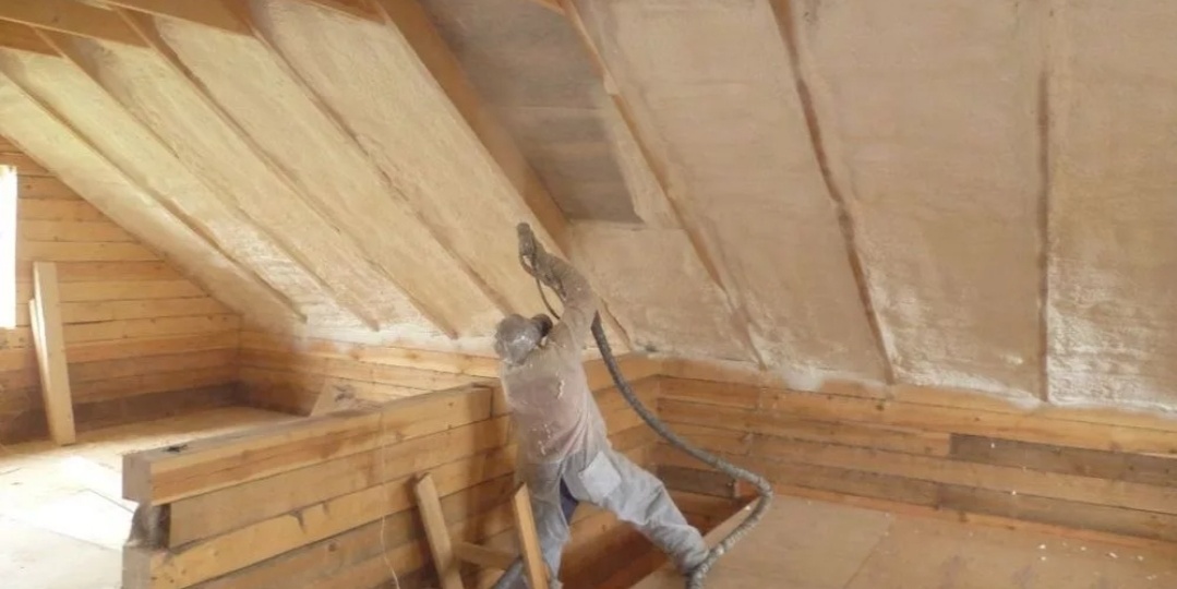 Выбираем чем утеплить крышу: от соломы до нанотехнологий