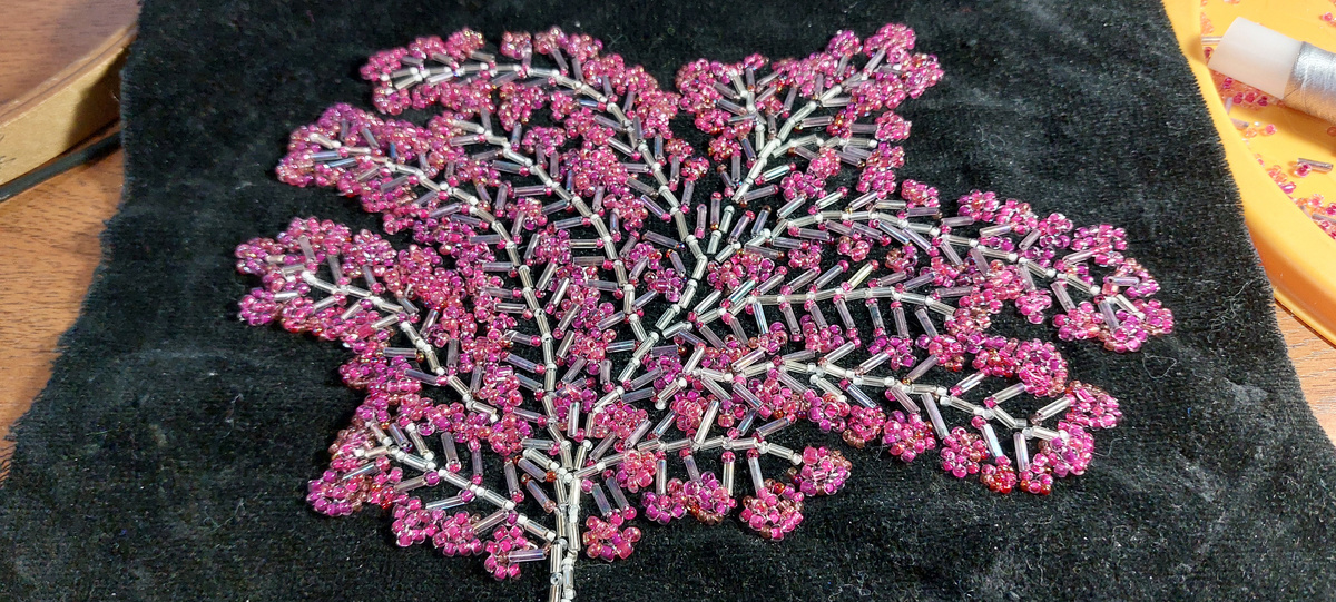 Сумка точно получилась красивая. Это просто именно моя фантазийная вышивка. Тут на фото камера смартфона (оказывается они такие сильные!) даже налипшую пыль на велюр хлопковый черный "видит"!