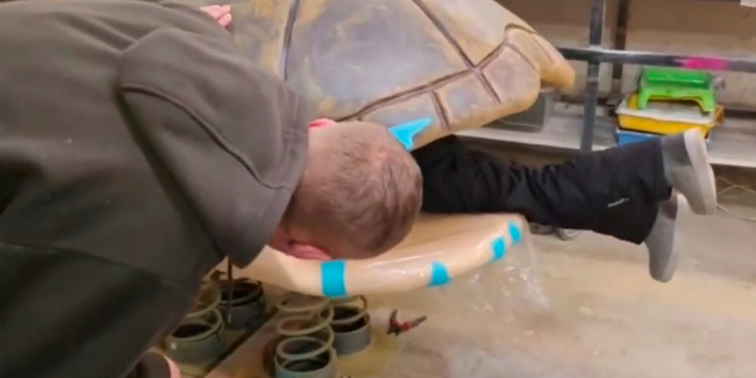 Братские художники заканчивают работу над панцирем гигантской черепахи для иркутского зоопарка