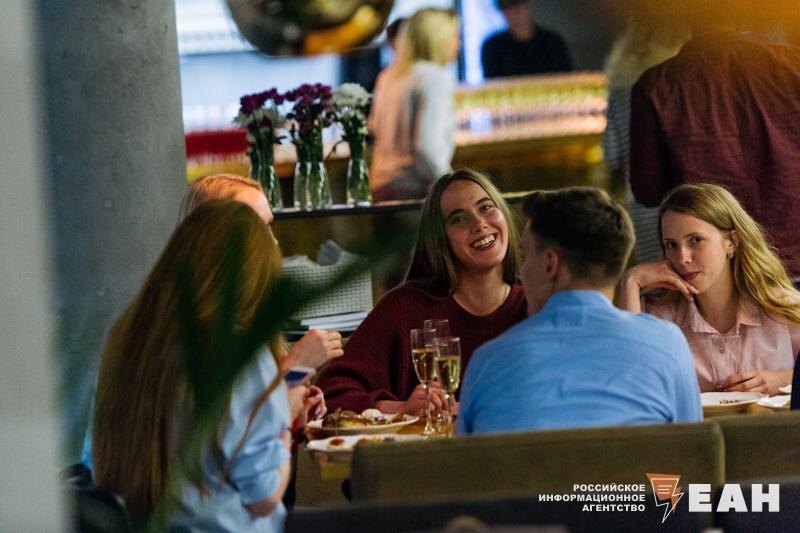    Люди за столиком в ресторане