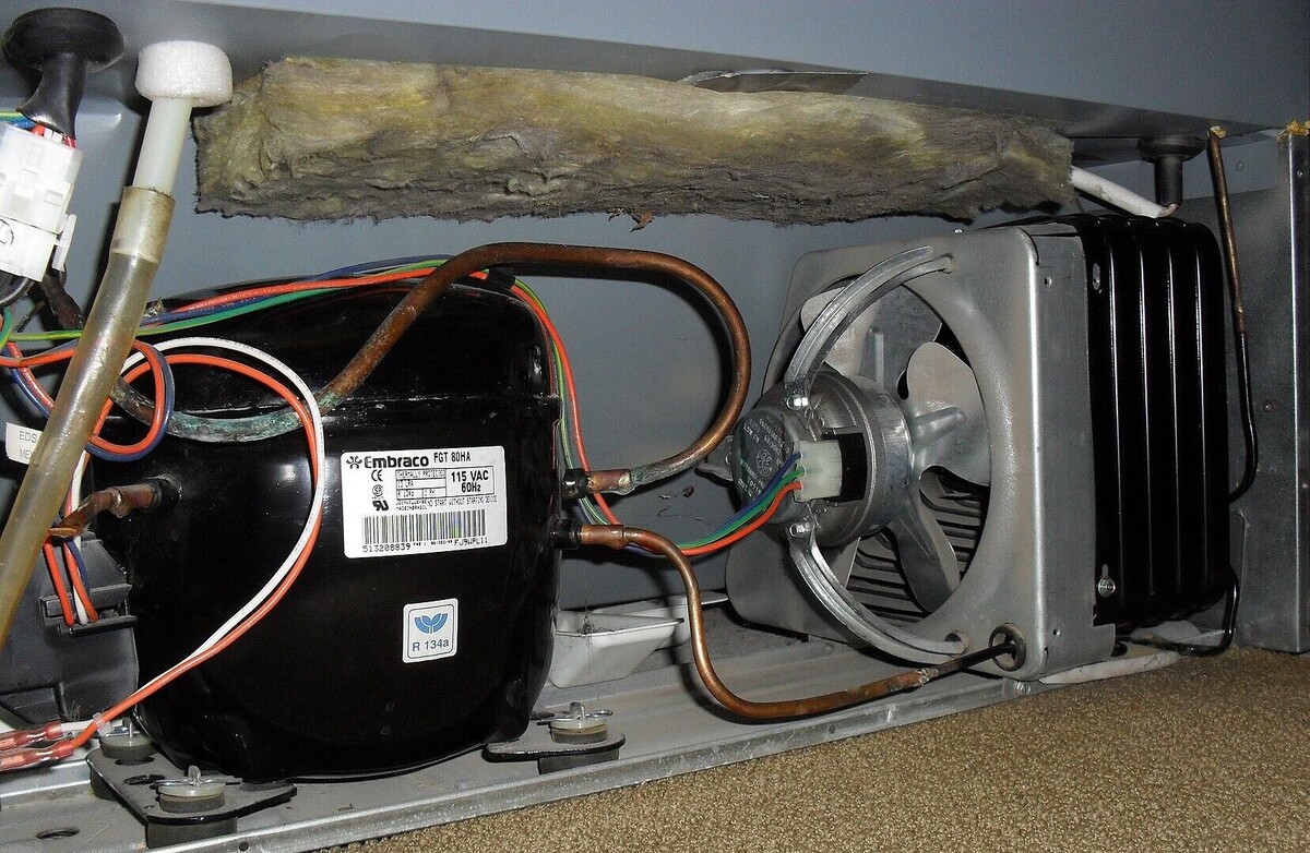 Вентилятор конденсатора холодильника (находится сзади в моторном отсеке)