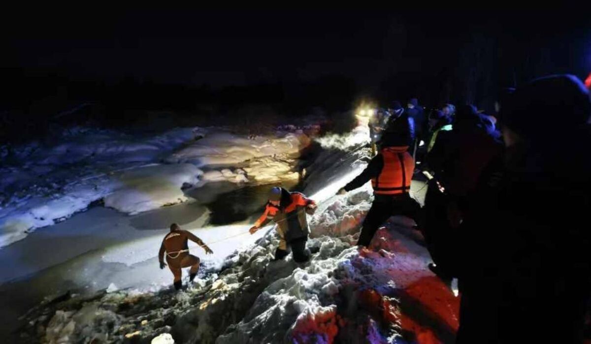     Спасатели достают тело мальчика. Источник: ria.ru Автор фото: Артем Пряхин