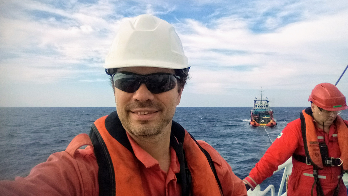 Towing in line for bunkering 