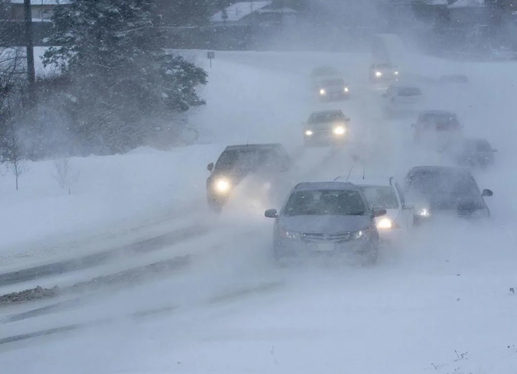 Кое-как видно только фонари машин🙈