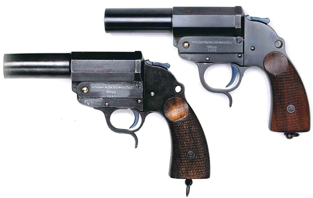 Сигнальные пистолеты Вальтер обр. 1935 года. Обратите внимание на увеличенную скобу.