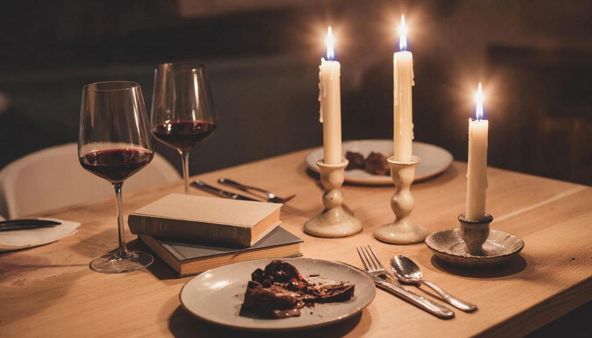 Столешница тумбочки, стола или даже подоконник можетс тать романтической сценой.