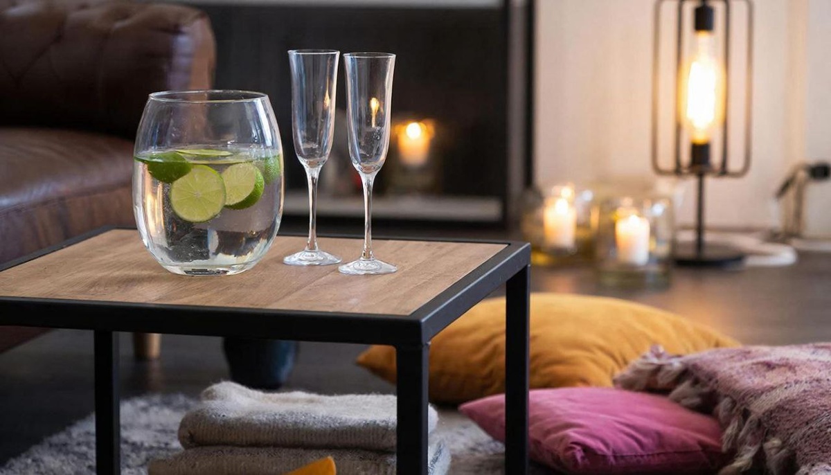 Для создания романтического настроения на 14 февраля можно просто кинуть пару подушек на пол и сделать ароматный диффузор из вазы.