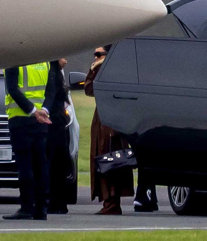    Ким Кардашьян прибыла в Британию на частном самолетеСоцсети