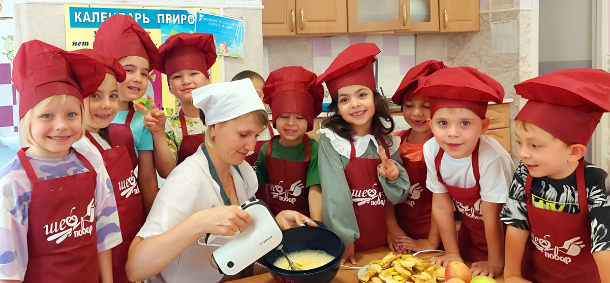 Воспитатель Оксана Нецветайлова вместе с детьми из своей группы делает вафли