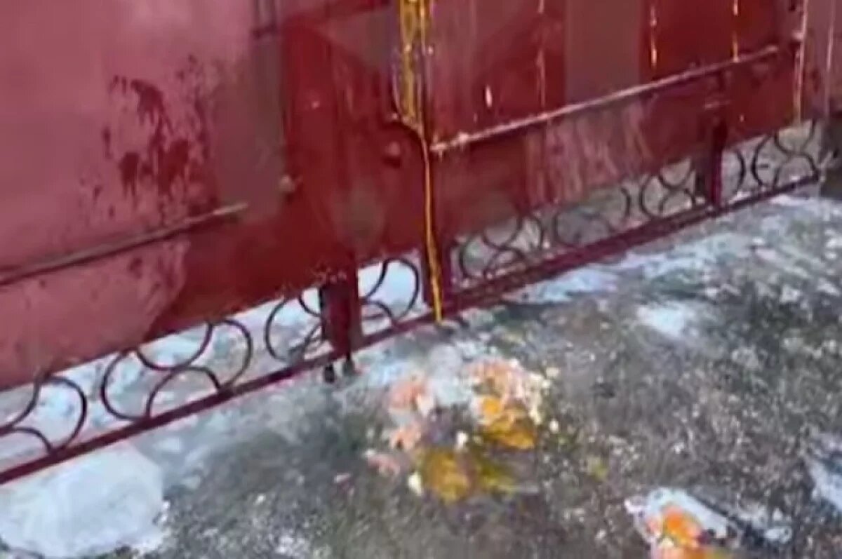    В Симферополе женщина закидала забор своей соседки яйцами и мусором