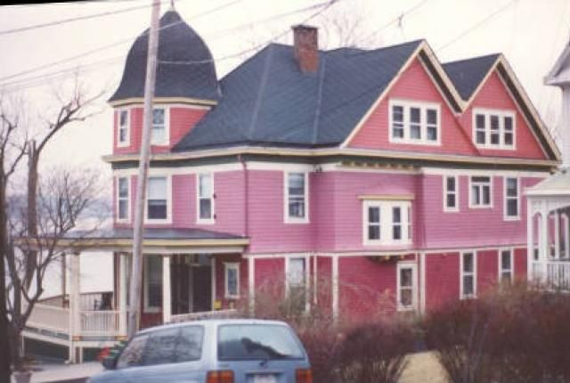 Особняк в Найаке, штат Нью-Йорк. Именно этот дом стал центральным объектом уникального судебного процесса, изменившего подход к «нехорошим» историям при продаже недвижимости.