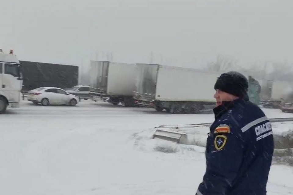    Прийти на помощь водителям на трассах готовы более тысячи специалистов экстренных служб. Фото: телеграм-канал ДПЧС РО