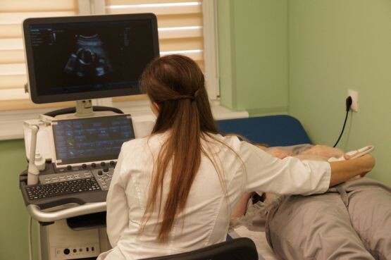 Врач акушер-гинеколог Екатерина Пушина проводит УЗИ будущей маме. На экране монитора – мальчик и девочка – королевская двойня. / Фото А. Толстых