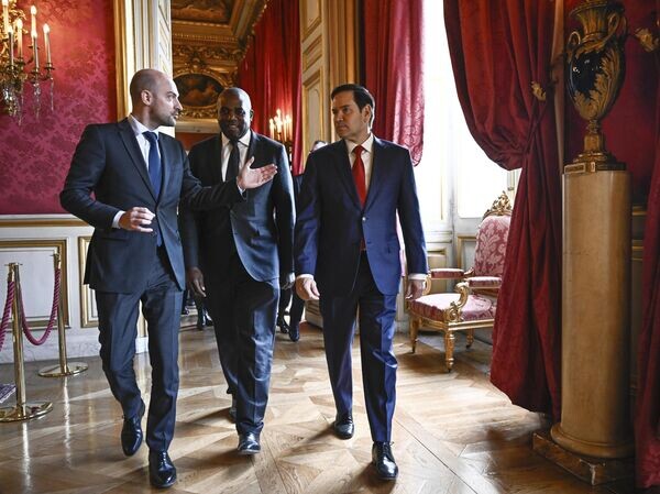    © AP Photo / Julien de Rosa