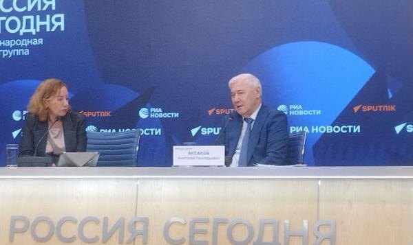 На фо­то спра­ва: де­путат Го­сударс­твен­ной Ду­мы РФ, пред­се­датель ко­мите­та по фи­нан­со­вому рын­ку Ана­толий Ак­са­ков