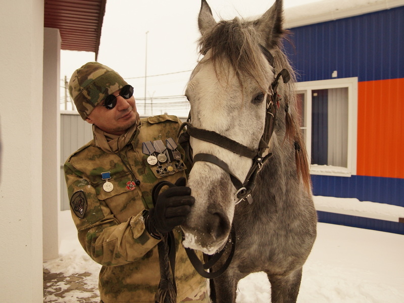Ветеран боевых действий Евгений Бельчич с юношества мечтал о собственной лошади. В его воспоминаниях всегда жили моменты, когда он выступал наездником на скачках. И в наступивший год Лошади он купил себе Марту! Говорит, она дарит чувство гармонии и мира, что так сейчас необходимо бойцу СВО. Совсем скоро Евгений отправится в очередную командировку. Но Марта остается под хорошим присмотром. За ней будут ухаживать супруга бойца Наталья и сыновья Кирилл и Илья. / Фото А. Толстых