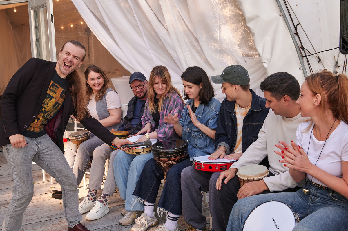 Барабанный корпоратив и шоу, в котором участвуют сотрудники в Петербурге