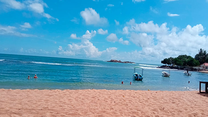 На пляже Унаватуна. 