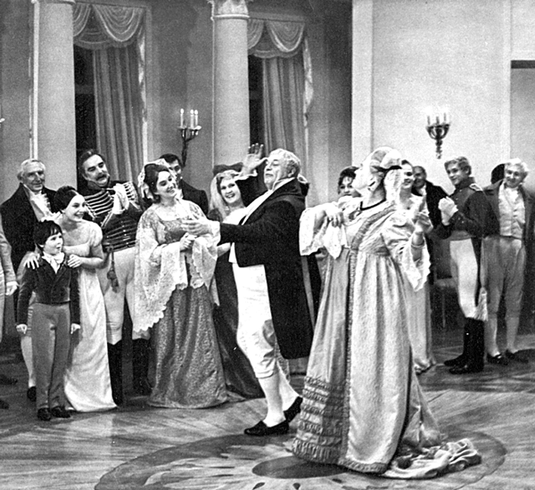 Илья Андреевич Ростов в зажигательном танце" Данила Купор"  с Марьей Дмитриевной Ахросимовой