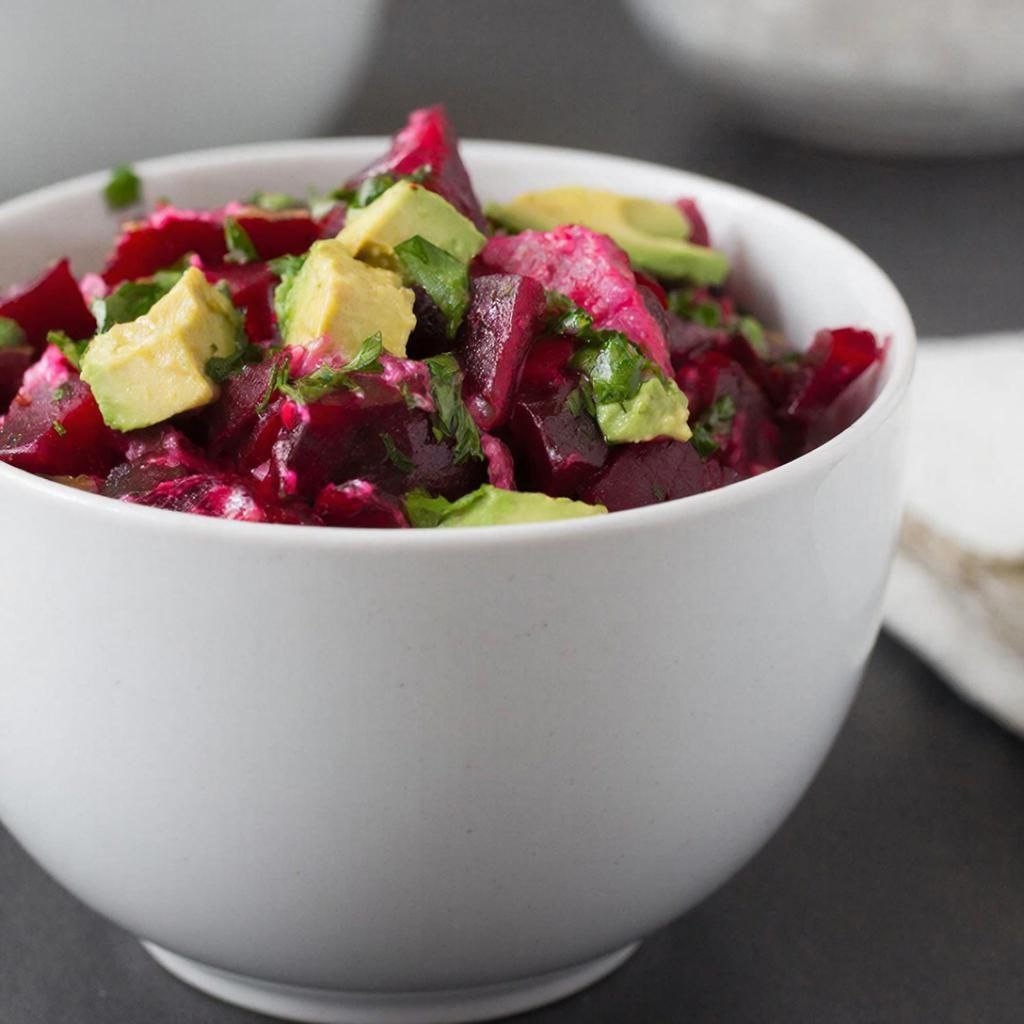 блюда из красной свеклы пользуются большой популярностью среди приверженцев здоровой пищи во всем мире.