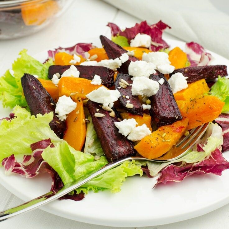 салат из жареной  свеклы, тыквы с сыром фета и листьями салата, скрин из бесплатного архива яндекса