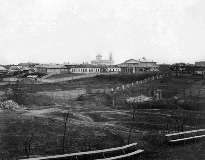 Закладка сада в восточном партере, присоединенном к городскому саду в 1885 г., и возведение моста через низину. Благоустройство сада, придавшему ему узнаваемый вид, относится к концу 1880-х гг. Датировке способствует Успенская церковь, постройка которой была завершена в 1889 г.
