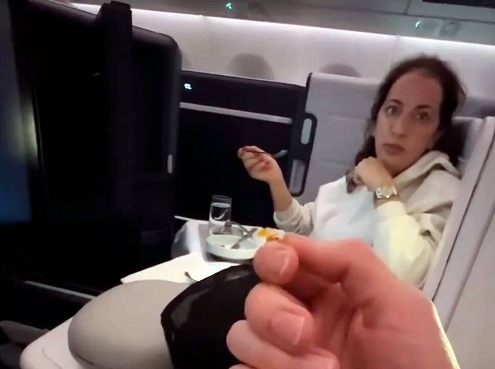    Никита Пресняков показал Лилиану в салоне самолетаКадр из видео