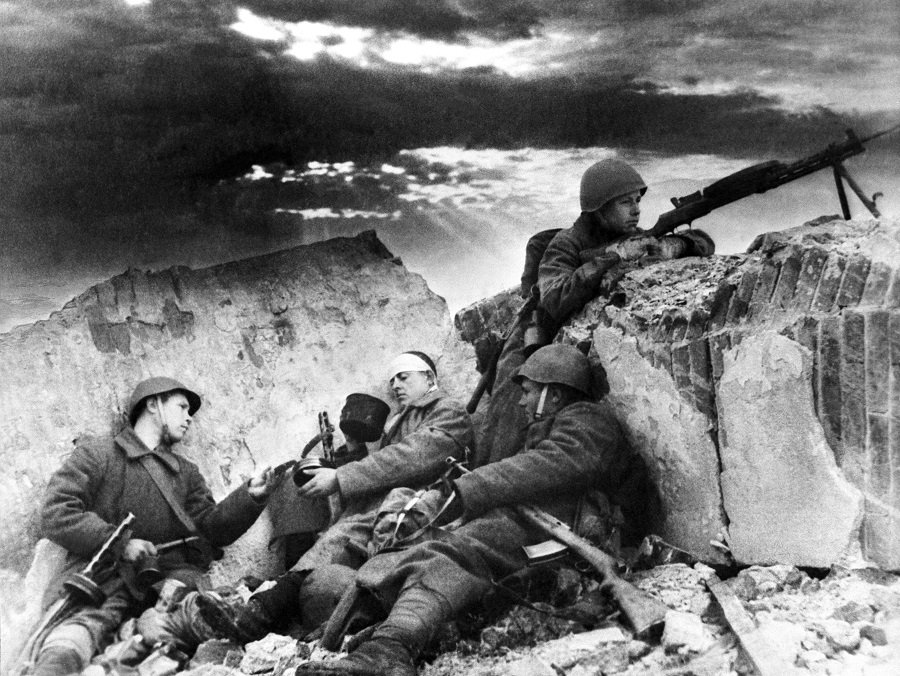Советские бойцы в перерыве между атаками противника в дни Сталинградской битвы во время Великой Отечественной войны - Макс Альперт/ТАСС