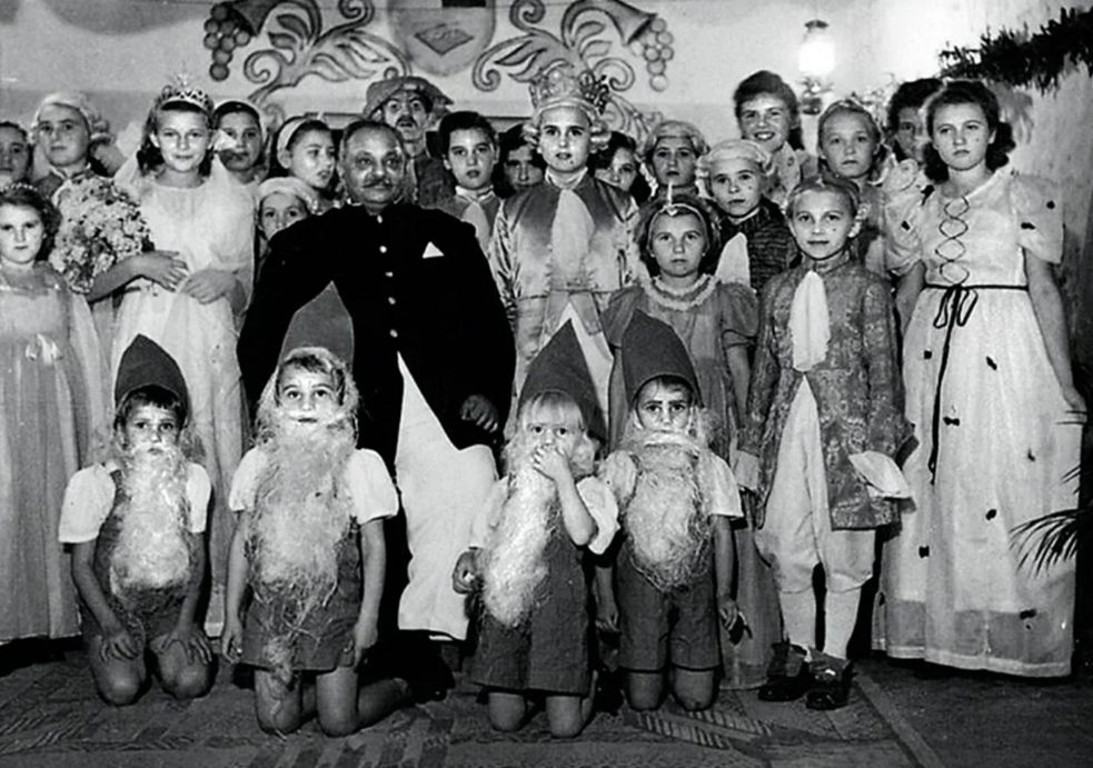 Махараджа Джам Сахиб с польскими детьми у рождественской елки