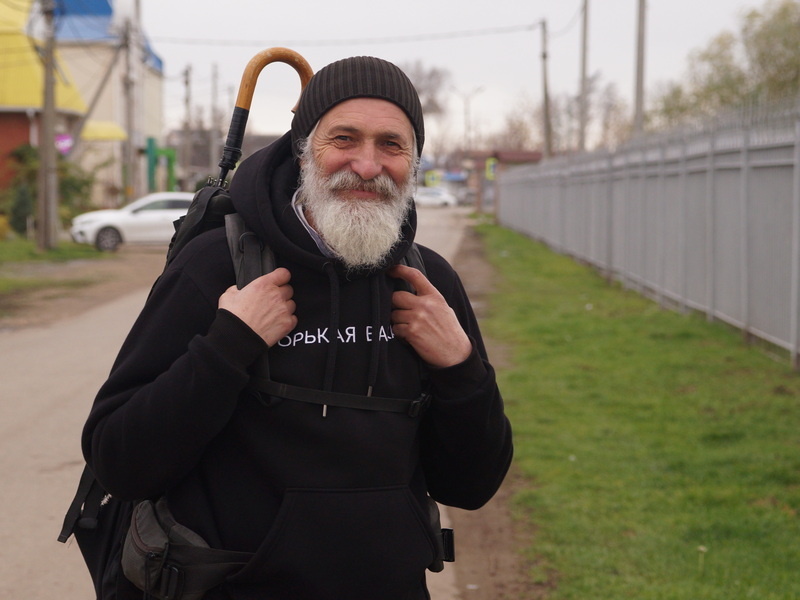 Эдуард Удовенко называет себя странником. Даже в редакцию он пришел с рюкзаком, назвав это маленьким путешествием из Горькой Балки в Новопокровскую. / Фото А. Толстых