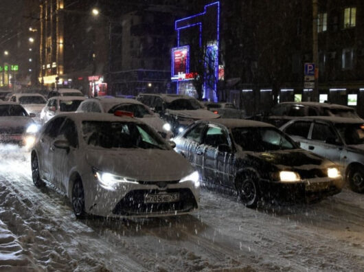    МЧС помогало фурам подниматься на затяжных подъёмах // Фото: Дмитрий Кутепов