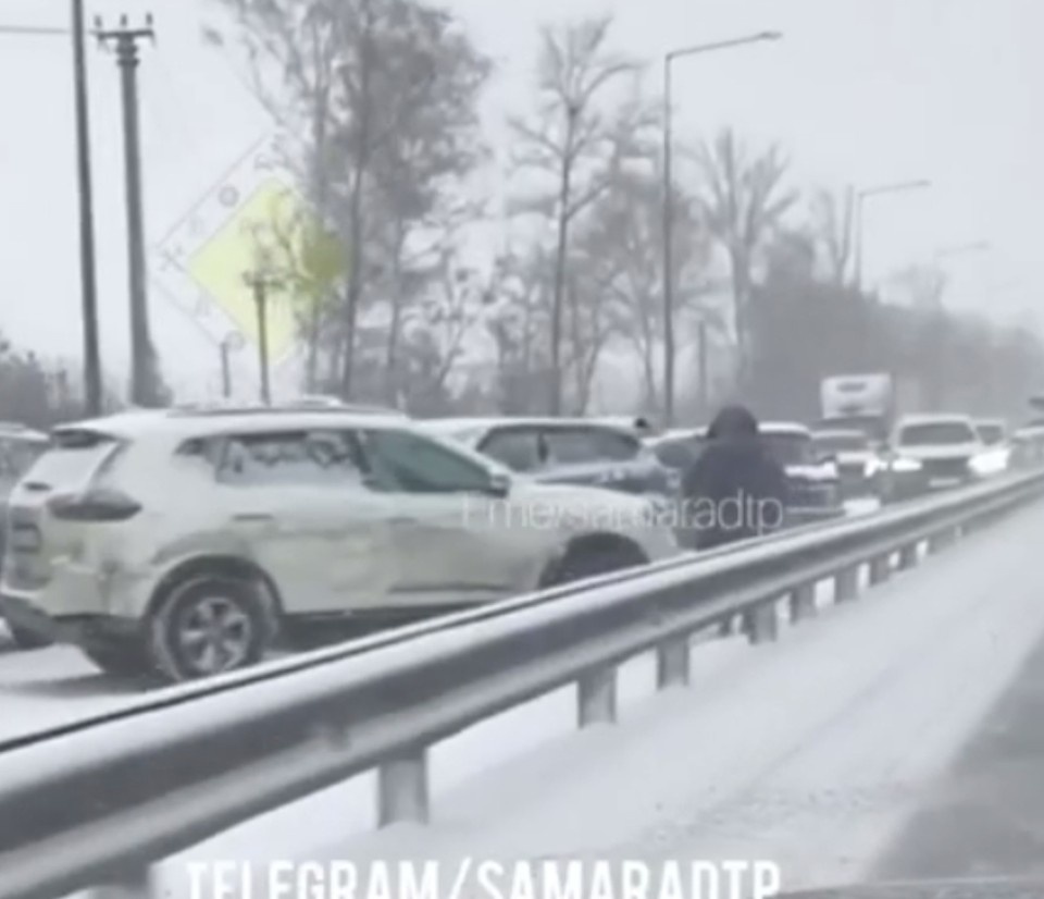    Машины развернуло из-за столкновения. Фото: https://t.me/samaradtp/62452