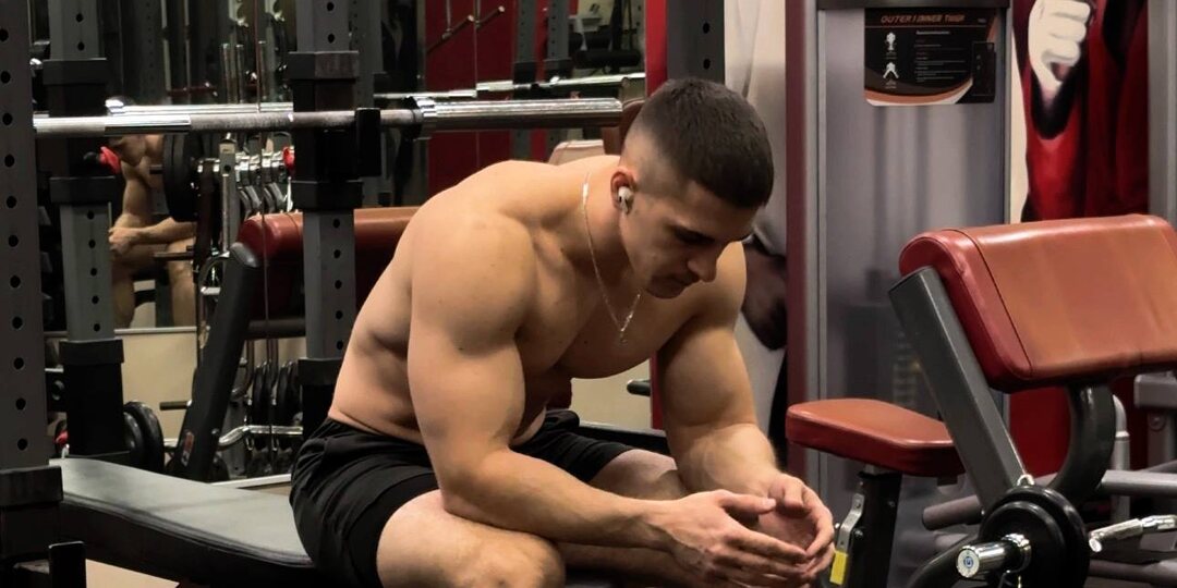 Почему новичкам НЕЛЬЗЯ начинать с жима лежа?