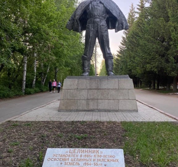 🤔 Где в Барнауле должна была быть монументальная движущаяся шеренга