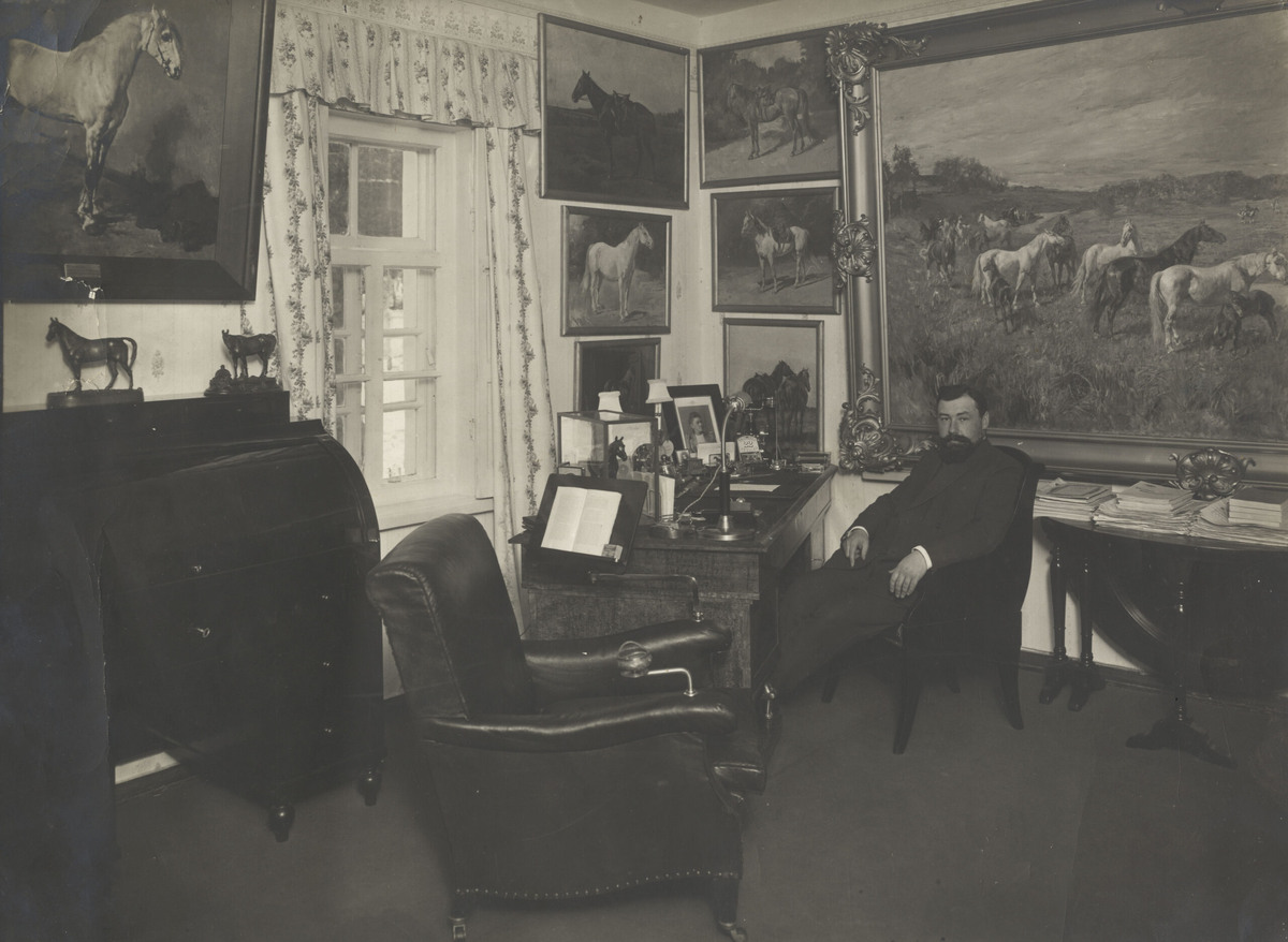 Яков Иванович Бутович среди полотен своего уникального собрания в усадьбе Прилепы. За его спиной картина «Табун лошадей Прилепского конного завода», написанная в 1912 году художником Р. Ф. Френцом, слева на стене его любимая картина «Летучий, серый жеребец орловской рысистой породы», написанная в 1886 году художником В. А. Серовым.