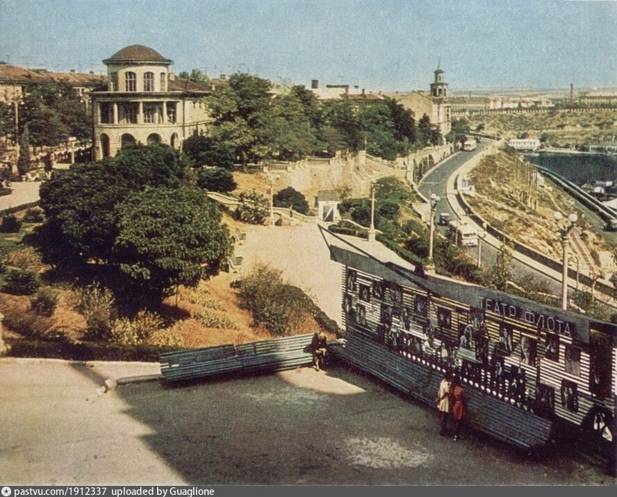 У стенда театра Черноморского флота. Автор: Т.Б. Бакман, 1966-1970-е гг. (Из фотоальбома «Севастополь», изд-во «Таврия», 1971 г.)