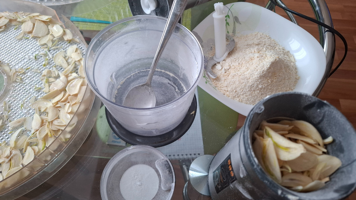 Сначала начала молоть в измельчителе, но получалось крупно, оставались кусочки. Взяла кофемолку. В ней получилось идеально. В перемолотый чеснок добавила несколько чайных ложек соли.