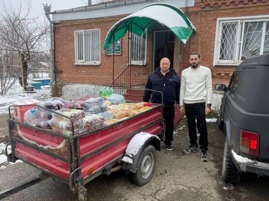 Раджик Юренко от представителей цыганской общины в конце декабря передал очередную партию гуманитарной помощи руководителю общественной организации «Русский мир» Дмитрию Сёмочкину. / Фото предоставлено Р. Юренко