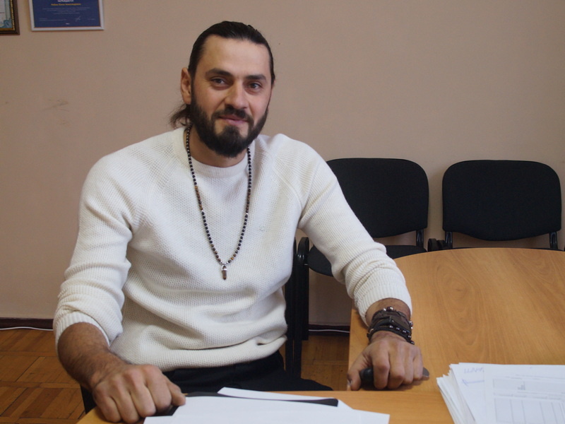 Глава цыганской общины станицы Новопокровской – гость редакции «Сельской газеты». / Фото А. Толстых