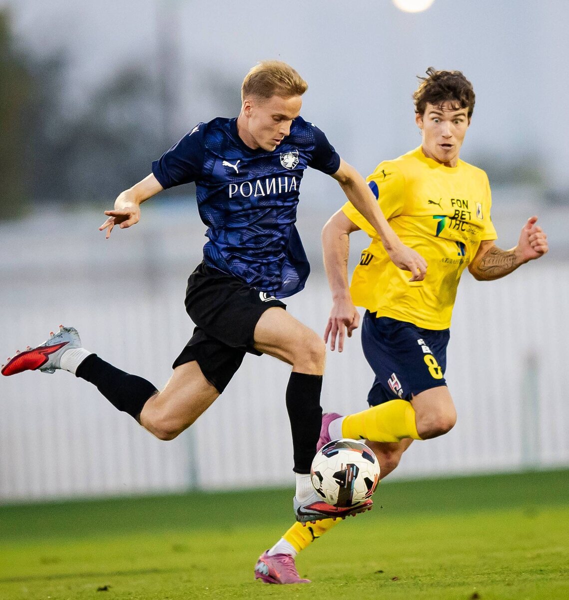 Эпизод контрольного матча «Ростов» - «Родина». Справа – защитник донского клуба Андрей Лангович. Фото из архива ФК «Ростов»