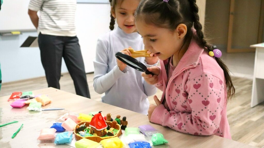     Создать собственный дом работа для всей семьи. Фото: молодежный центр Гая.