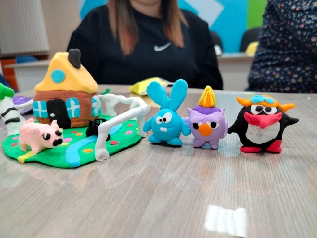 Гайские семьи лепят из пластилина уникальные поделки. Фото: молодежный центр Гая.📷
📷
📷
📷
📷
