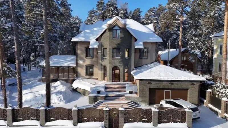     Большой элитный коттедж «на века» продают в Барнауле. «Авито»