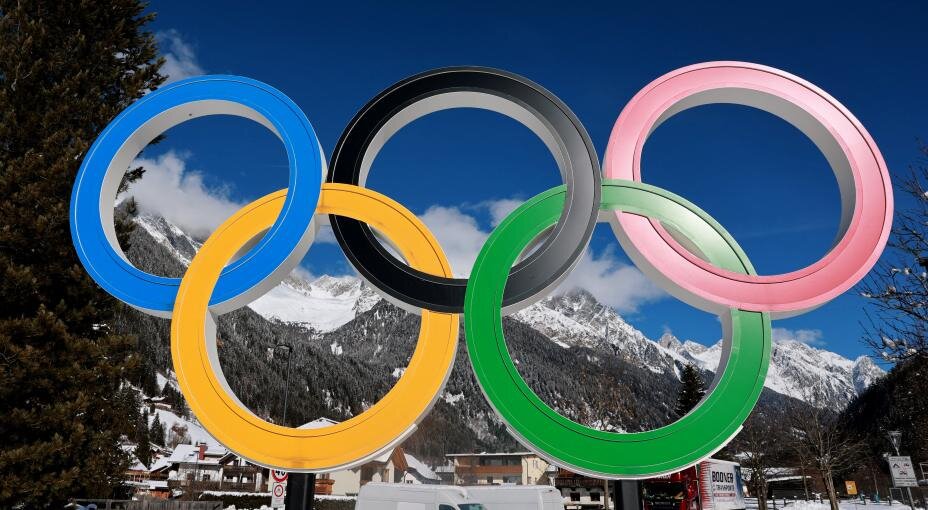   Олимпийские кольца расположены рядом с Антерсельва-ди-Сопра, которая примет соревнования по биатлону в рамках Игр-2026. Фото: Reuters