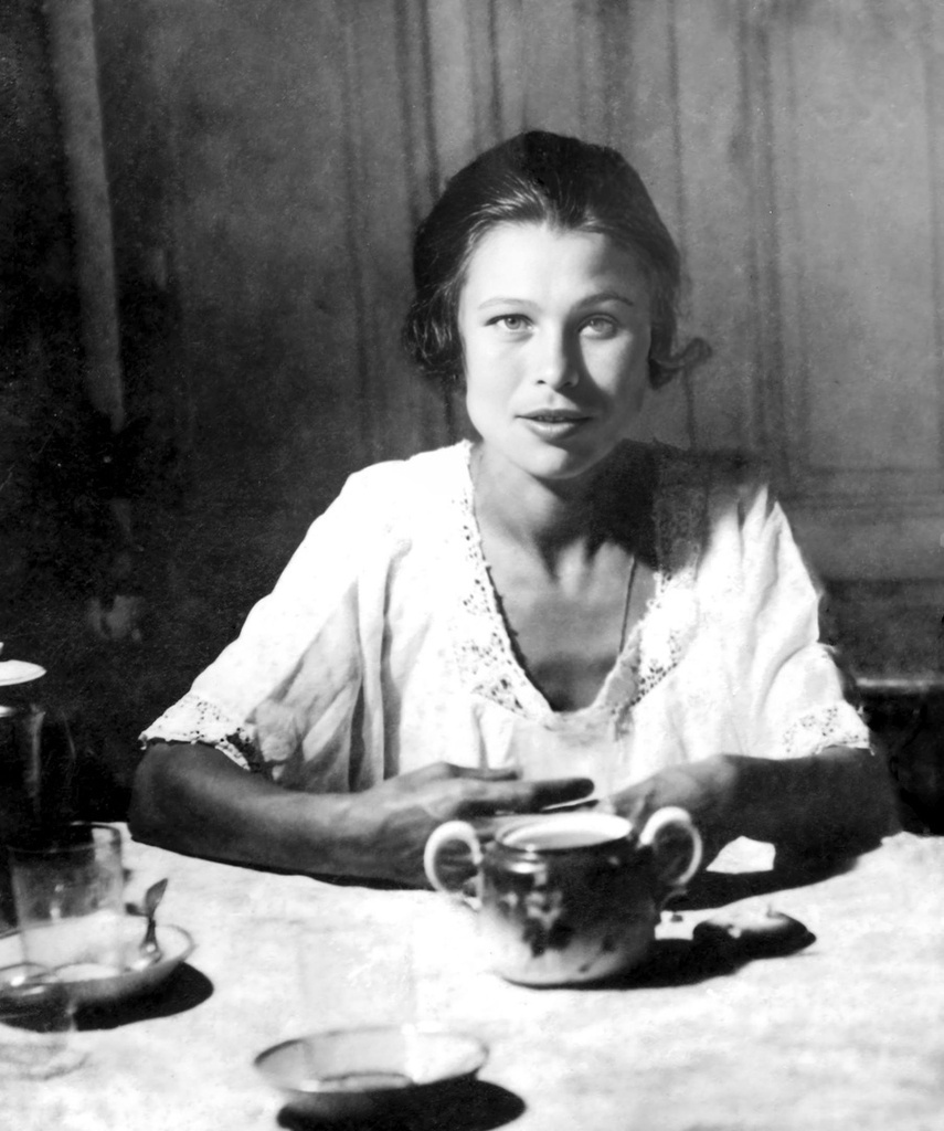 Портрет в домашнем интерьере. Никанор Бунькин, 1926 год, г. Кисловодск, из архива Александра Вадимовича Бунькина.
