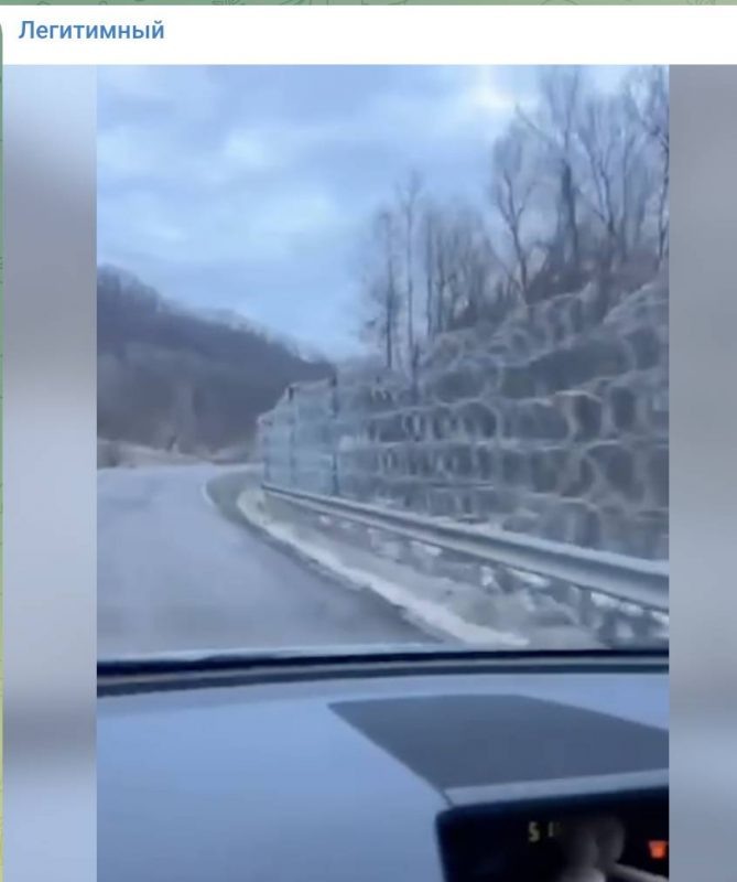   Колючая проволока тянется вдоль всей границы с Румынией. Фото: стоп-кадр видео страницы т-г "Легитимный"