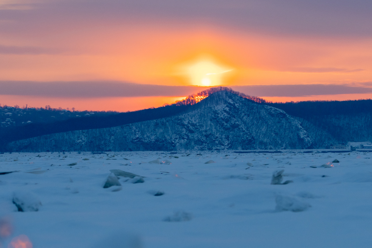Восход солнца над сопками Воронежа в Хабаровске. Воронеж — это не только город, но и живописная местность в городе Хабаровске.
