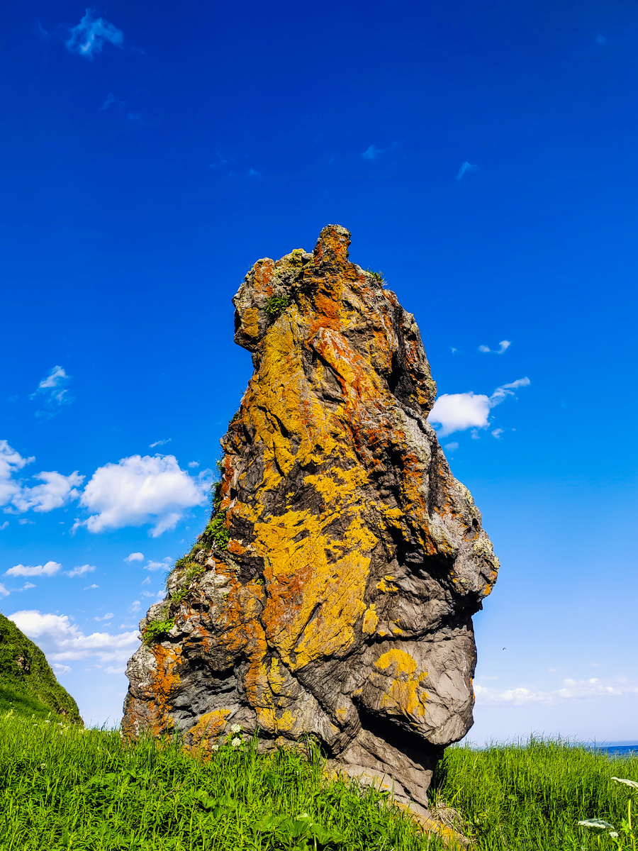 Синее небо ясным днем. 